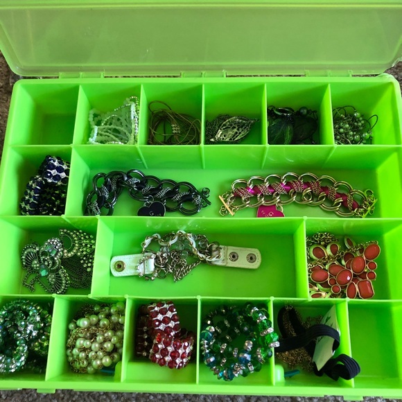 Entire box of necklace/bracelets - Picture 1 of 2